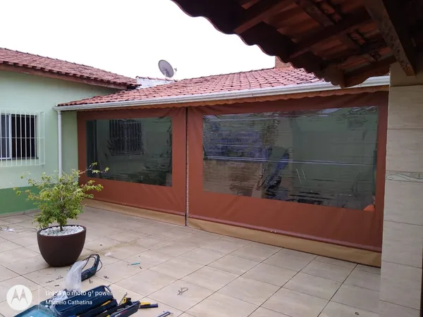 Toldo alpargata em fachada comercial