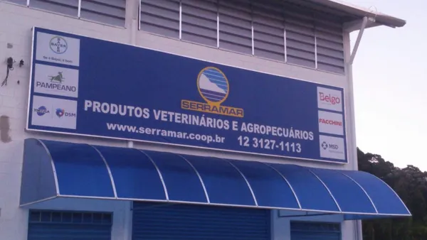 Toldo fixo curvo em policarbonato com fachada