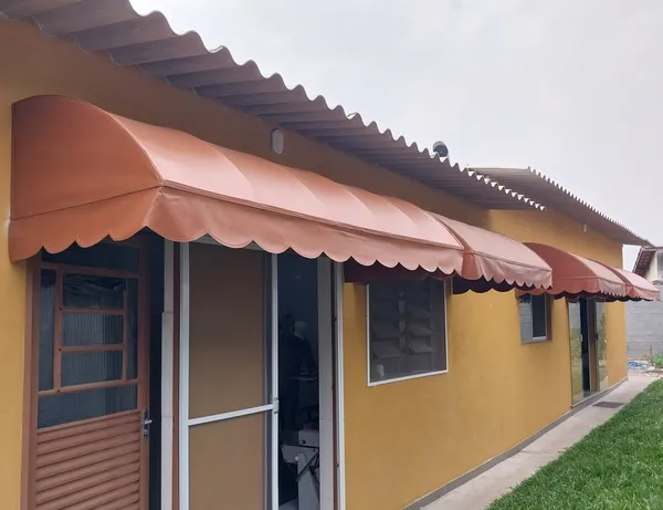 Toldo fixo curvo em policarbonato